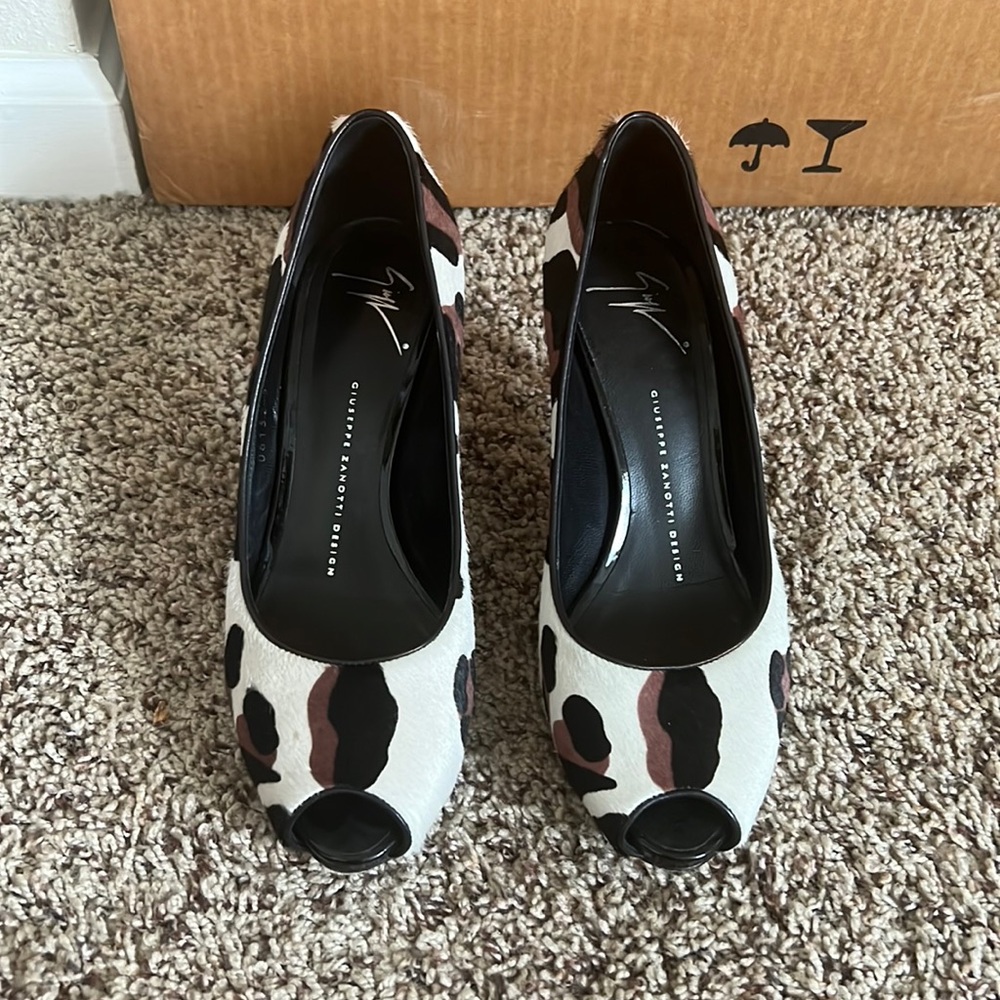 Giuseppe Zanotti Cow/leopard print heels. Size 39.